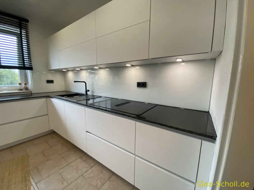 Küchen-Update - Spritzschutz mit Extra-Weißglas von Glas-Scholl.de